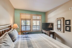 1 bedroom, iron/ironing board, free WiFi, bed sheets - Passage Point One Bedroom sleeps 5!!  Walking distance to the lifts in Center Village. (Copper Mountain)