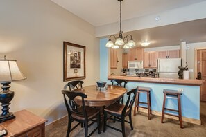 Dining - Passage Point One Bedroom sleeps 5!!  Walking distance to the lifts in Center Village. (Copper Mountain)