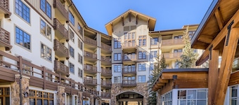 Passage Point One Bedroom sleeps 5!! Walking distance to the lifts in Center Village.