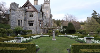 Haus und Garten am Meer und eine Burg