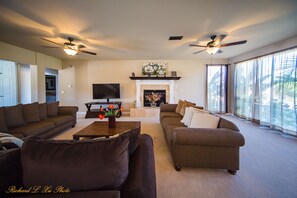 Smart TV, fireplace, DVD player, table tennis