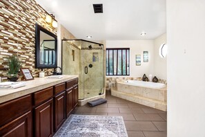 Combined shower/bathtub, hair dryer, towels - Wine Country Estate with Vineyard Views, Pool, Spa, Fire-pit, 4 bedroom Suites (Temecula)