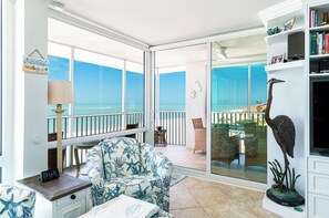 TV connectée, livres, médiathèque, chaîne hi-fi