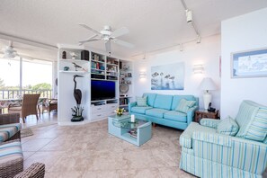 Smart-TV, bøker, musikkbibliotek og stereoanlegg