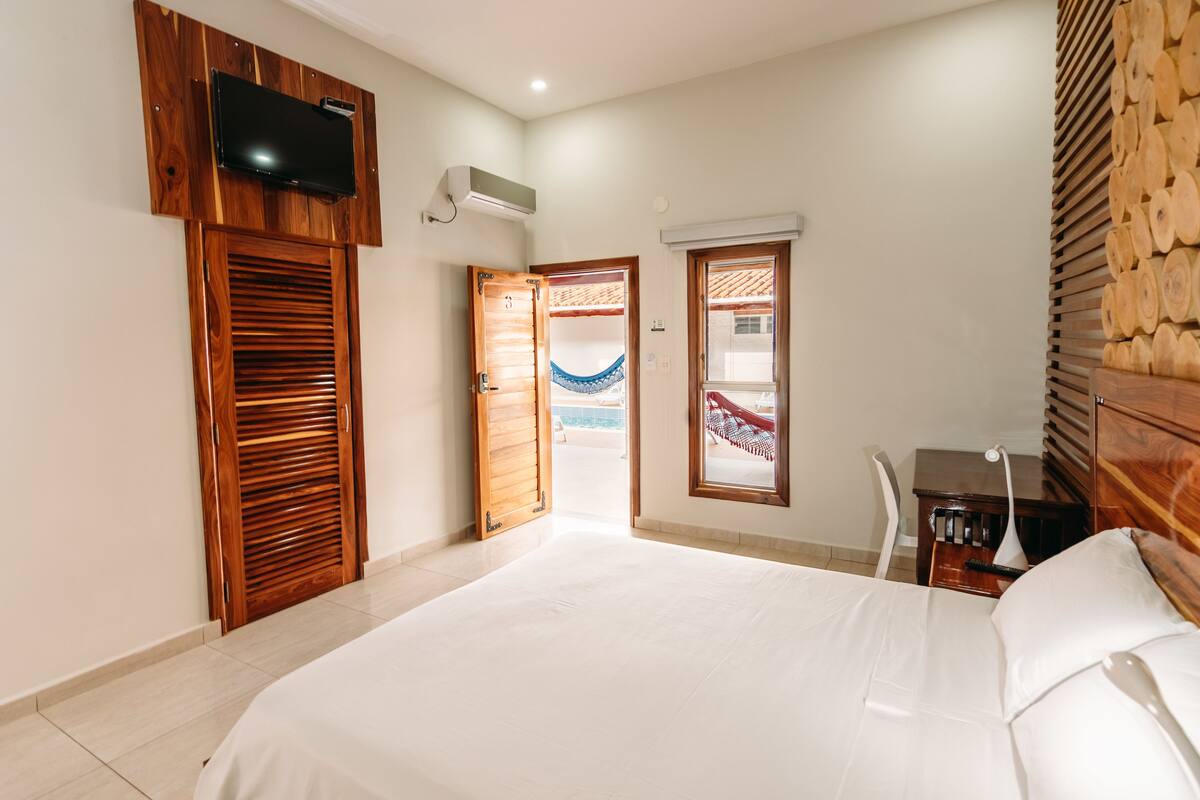 Deluxe Suite, 1 Queen Bed, Private Bathroom