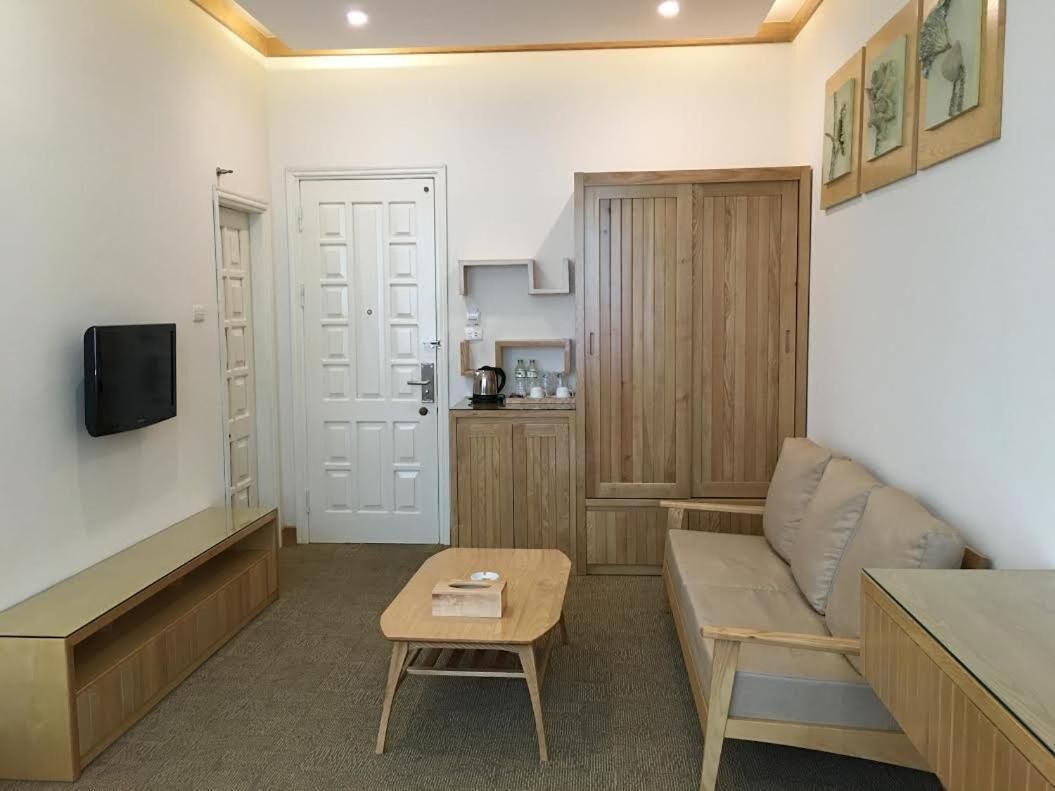 suite, bathtub | living room | 49-inch led tv with cable channels, tv