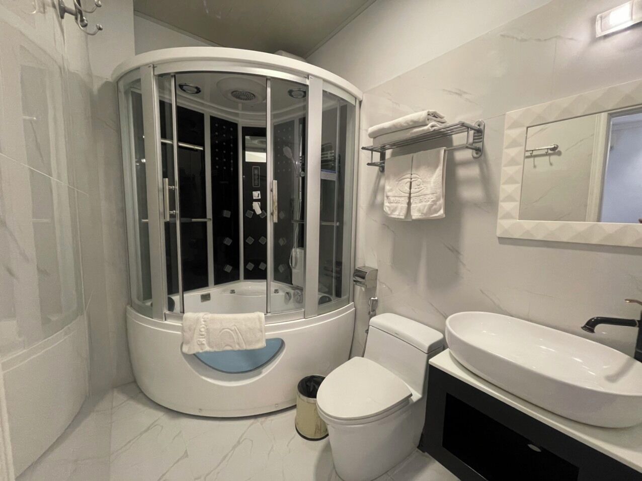 deluxe twin room, bathtub | bathroom | free toiletries, hair dryer, slippers, towels