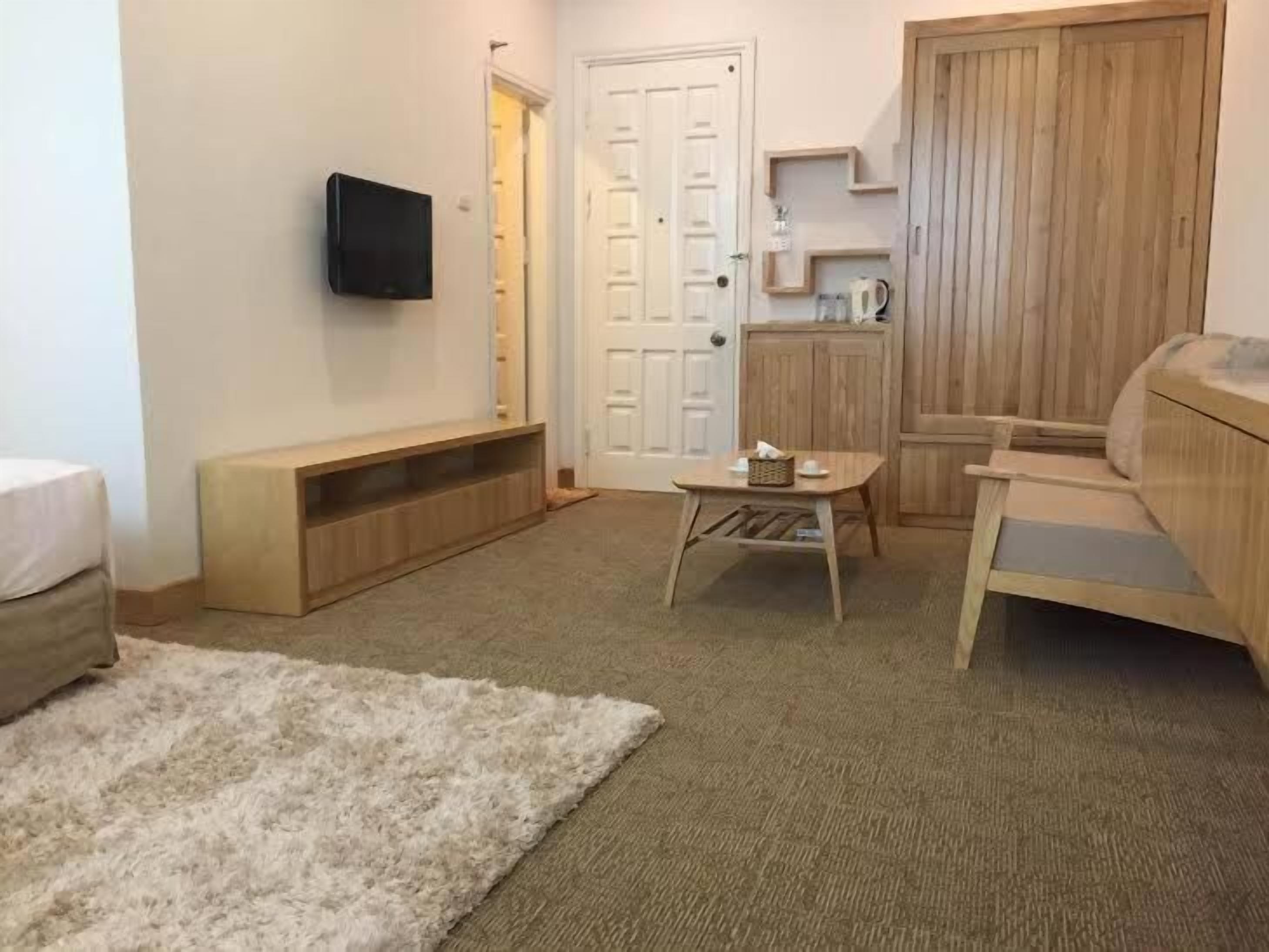 suite, bathtub | minibar, in-room safe, desk, soundproofing