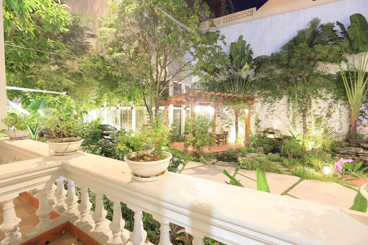 outdoor banquet area