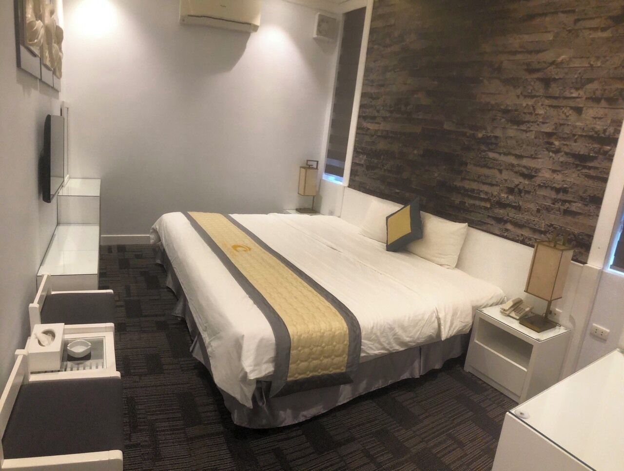 deluxe twin room, bathtub | minibar, in-room safe, desk, soundproofing