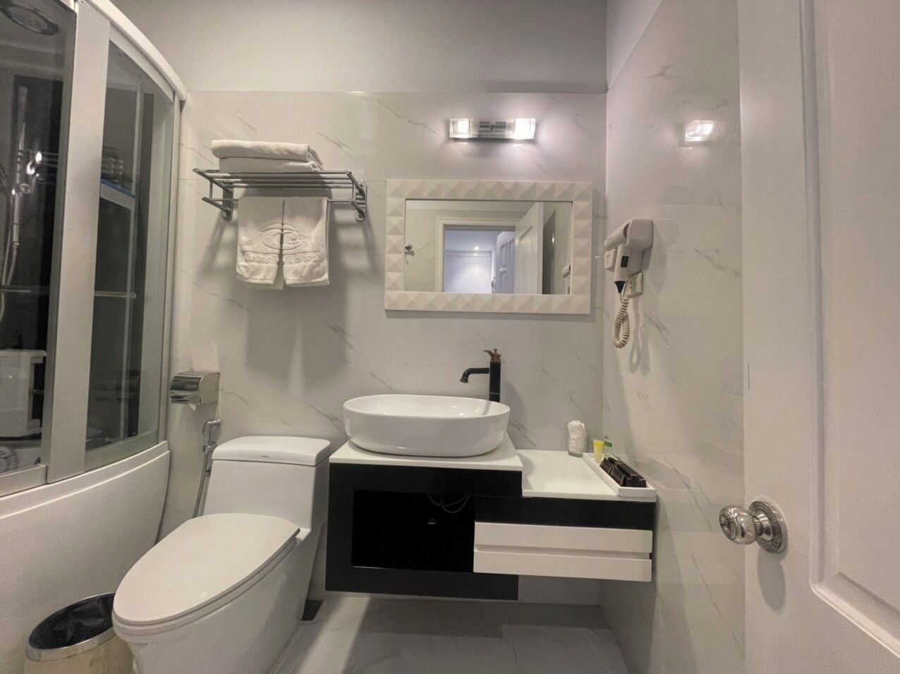 deluxe twin room, bathtub | bathroom | free toiletries, hair dryer, slippers, towels