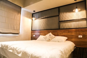 Quarto casal design, 1 cama Queen, suíte, vista para a cidade | Escrivaninha, cortinas blackout, Wi-Fi de cortesia, roupa de cama