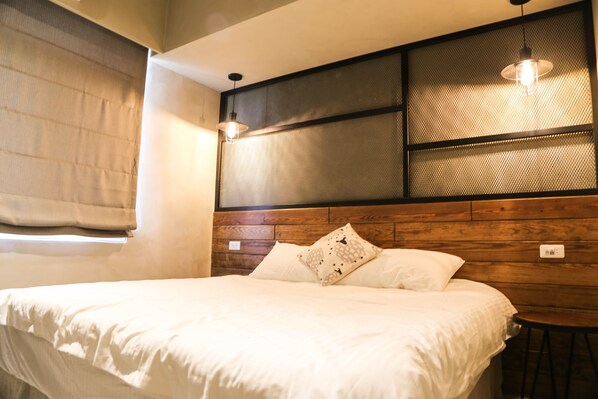 Escritorio, cortinas blackout, wifi gratis y ropa de cama