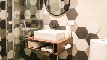Design Double Room, 1 Queen Bed, Ensuite, City View | Bathroom | Shower, free toiletries, hair dryer, slippers