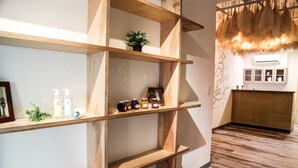 Un interior moderno con estantes de madera, una planta pequeña y tarros de miel.
