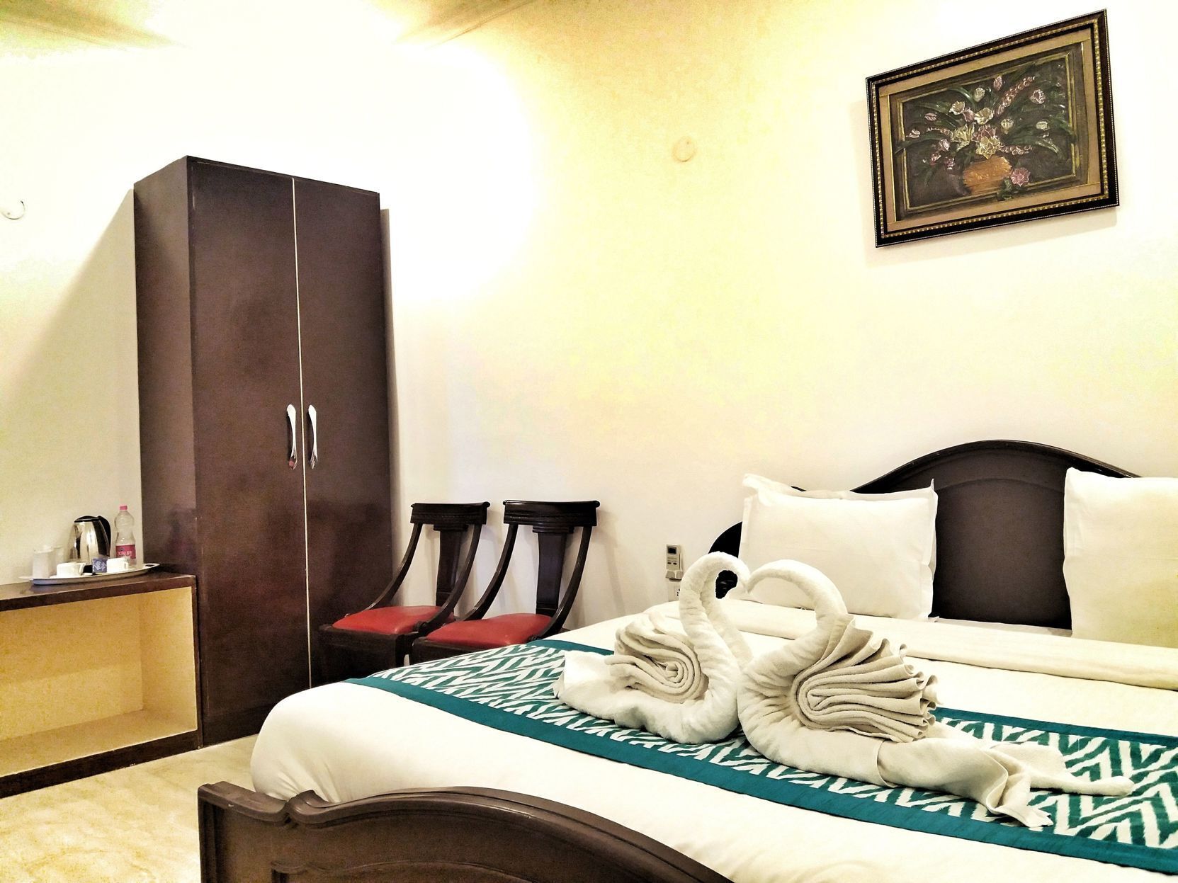 Premium bedding, desk, soundproofing, free WiFi