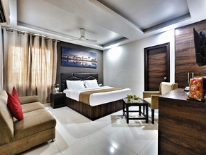 Superior Double Room | Premium bedding, desk, soundproofing, free WiFi - Airport Hotel Delhi Aerocity (New Delhi)