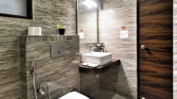 Shower, free toiletries