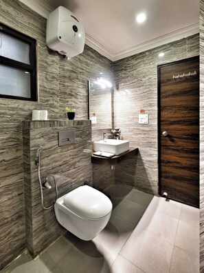 Shower, free toiletries - Airport Hotel Delhi Aerocity (New Delhi)