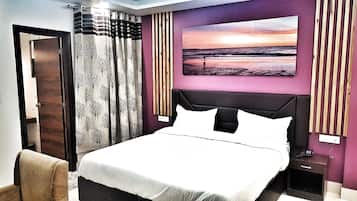 Ropa de cama de alta calidad, escritorio y sistema de insonorización