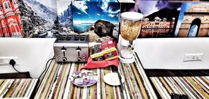 每日供應自助早餐 (每人 INR200)