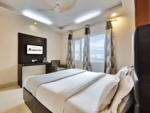 Deluxe Double Room | Premium bedding, desk, soundproofing, free WiFi - Airport Hotel Delhi Aerocity (New Delhi)