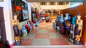 Uma loja com diversos vasos e pequenas esculturas de cerâmica em exposição.