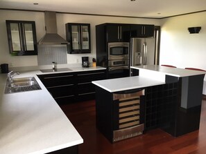 Réfrigérateur, four à micro-ondes, surface de cuisson, lave-vaisselle