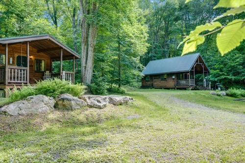 Maple Leaf Charming log cabin in the woods UPGRADED WITH FIBER OPTIC INTERNET