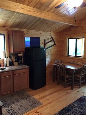 Fridge, microwave, oven, stovetop - Maple Leaf Charming log cabin in the woods UPGRADED WITH FIBER OPTIC INTERNET (Blakeslee)