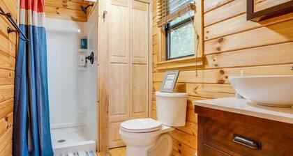Maple Leaf Charming log cabin in the woods UPGRADED WITH FIBER OPTIC INTERNET