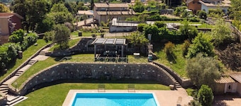 Joli appartement dans une maison de vacances avec piscine privée, climatisation, WIFI, TV, patio