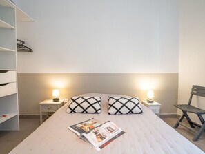 1 soverom, reiseseng for barn, wi-fi (mot et tillegg) og sengetøy