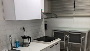 Căn hộ tiện nghi đơn giản, 1 phòng ngủ, bồn tắm nước nóng, tầng trệt | Bếp riêng | Tủ lạnh, lò vi sóng, bếp nấu, ấm điện 
