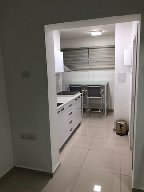 Departamento Confort, 1 habitación, hidromasaje, planta baja | Cocina privada | Refrigerador, microondas, parrilla de estufa y tetera eléctrica 