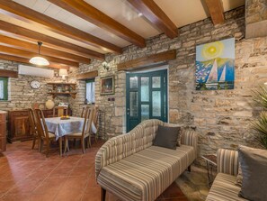 TV - Wonderful private villa for 6 guests with WIFI, hot tub, A/C, private pool, TV and terrace (Pazin)