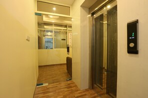 Lobby lounge - Plazzo (New Delhi)
