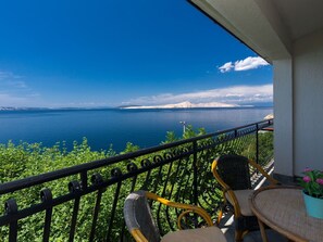 Outdoor dining - Lovely apartment for 4 people with A/C, WIFI, TV, terrace and pets allowed (Senj)