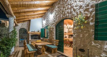 Schönes alleinstehendes Ferienhaus für 4 Gäste mit Pool, Klimaanlage, W-LAN, TV und Terrasse