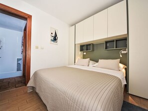 2 bedrooms, free WiFi - Wonderful private villa for 4 people with WIFI, pool, A/C, TV and terrace (Šibenik)