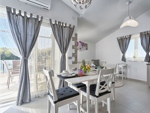 Dining - Lovely apartment for 2 guests with A/C, WIFI, TV and terrace (Veli Vrh)