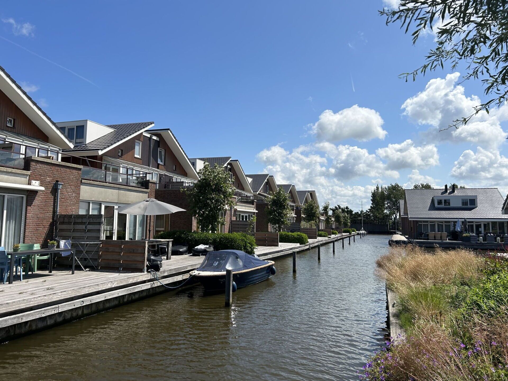 Wasser, Himmel, Wolke, Gebäude, Pflanze, Haus, Baum, Wasserlauf, Nachbarschaft, Bank