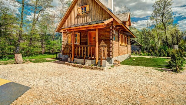A wooden cabin with a porch, surrounded by trees and a gravel driveway. - Wonderful private villa for 4 people with A/C, WIFI, TV and pets allowed (Vrelo Korenicko)