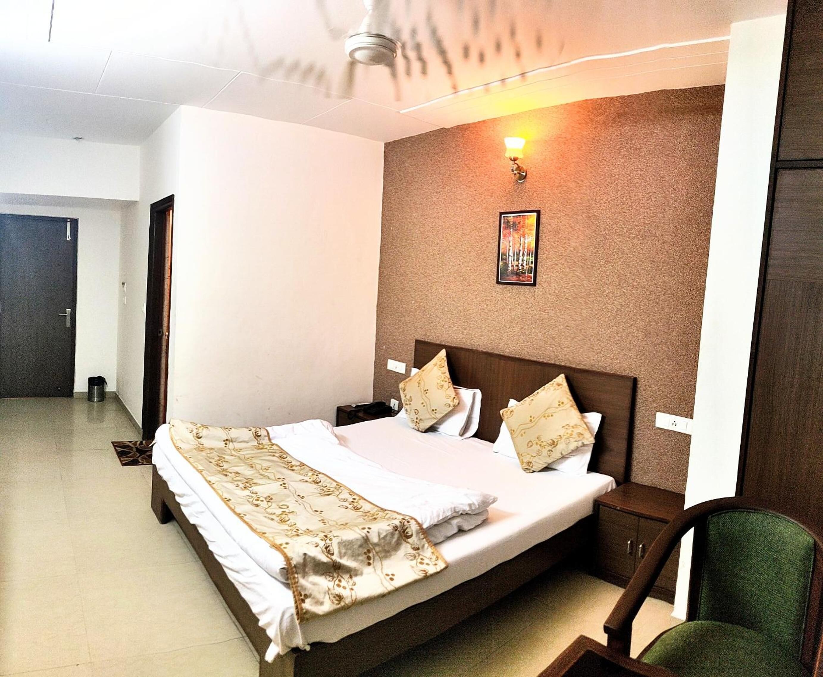 Free WiFi, bed sheets