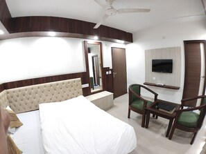 Habitació doble Deluxe, 1 llit de matrimoni, no fumadors | Wifi gratuïta i roba de llit 