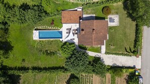 An aerial view of a house with a swimming pool, a garden, and a driveway. - Stunning private villa for 6 people with WIFI, A/C, private pool, TV and terrace (Pazin)