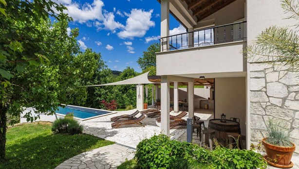 A modern two-story house with a stone exterior, a pool, outdoor seating, and lush greenery. - Stunning private villa for 6 people with WIFI, A/C, private pool, TV and terrace (Pazin)