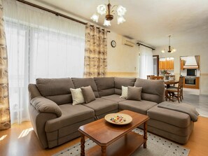 TV - Stunning private villa for 6 people with WIFI, A/C, private pool, TV and terrace (Umag)