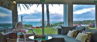 Boutique vllla on the rocks