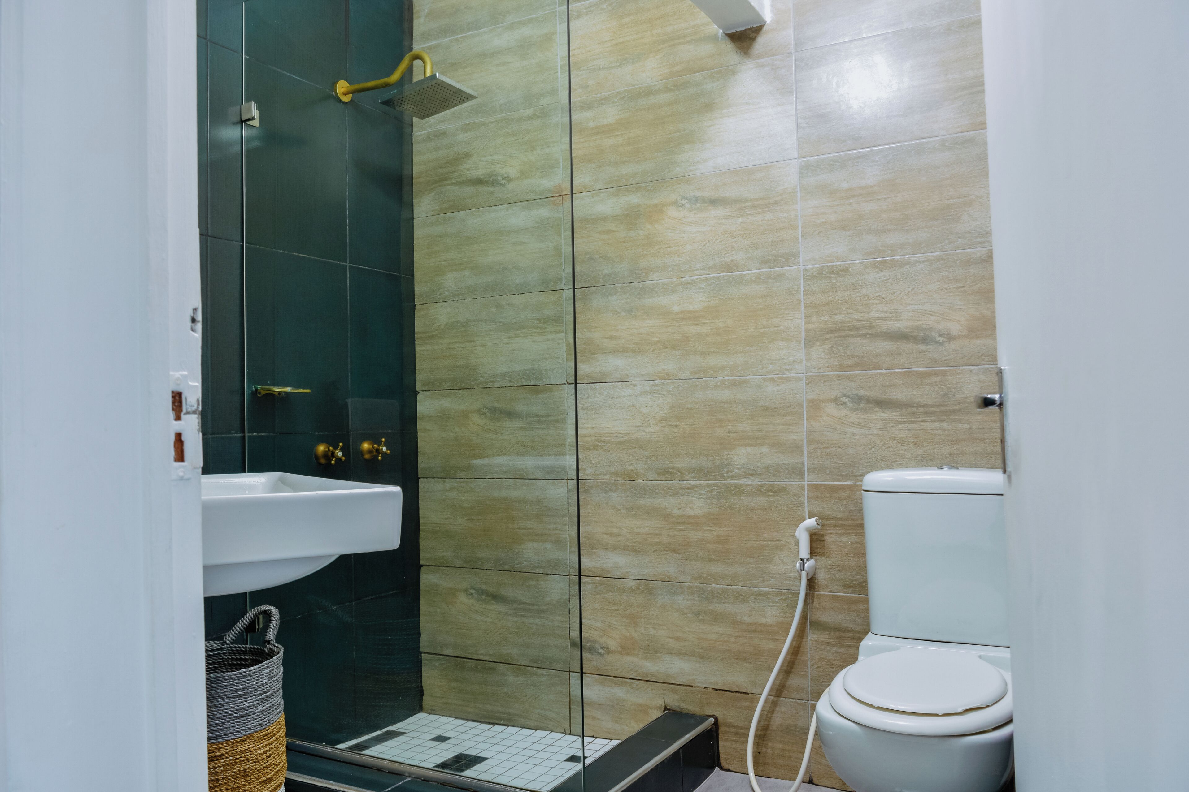 Ett badrum med dusch, handfat och toalett.
